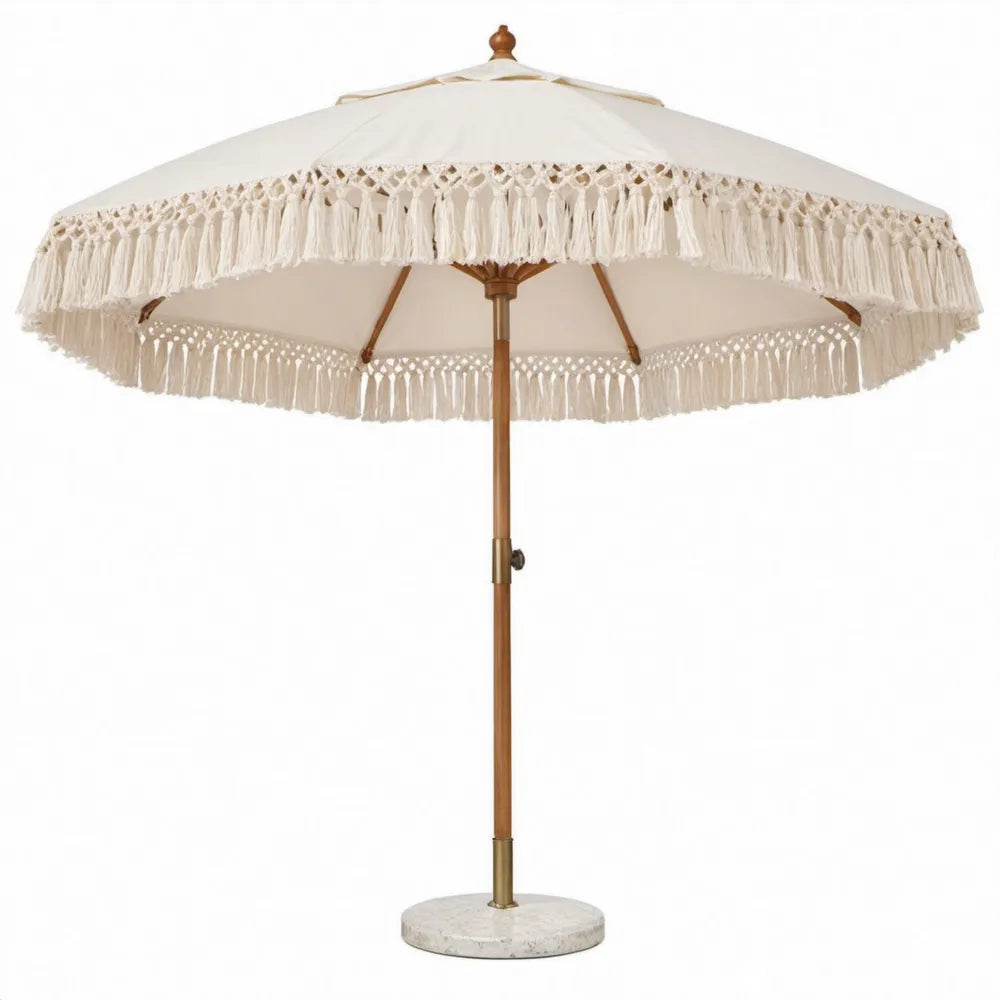 Crèmekleurige ronde parasol met voet Ø250 cm, houten mast en kwastfranje